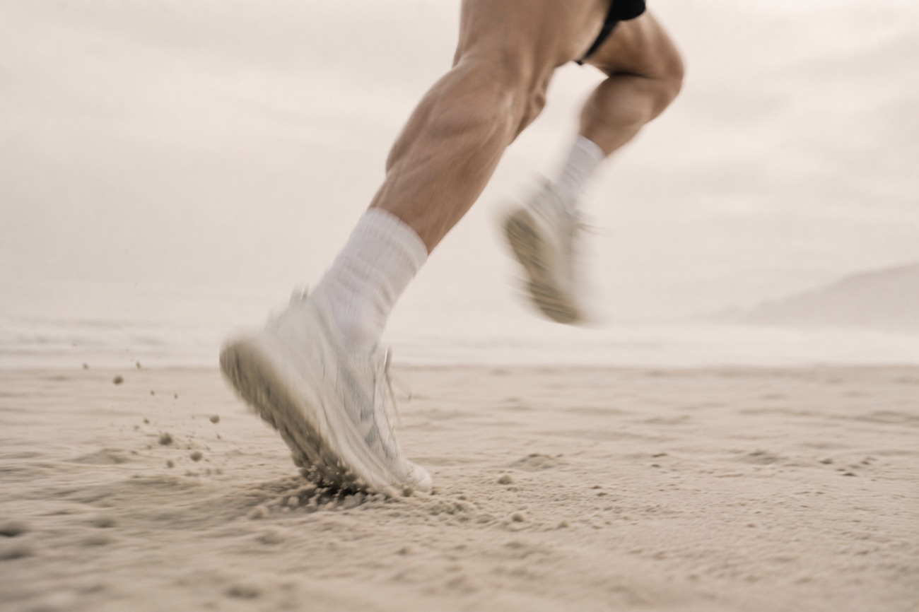 Coureur sur le sable, foulée en mouvement