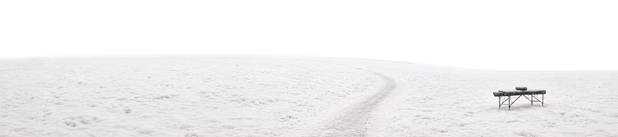 Table d'ostéopathie posée dans la neige